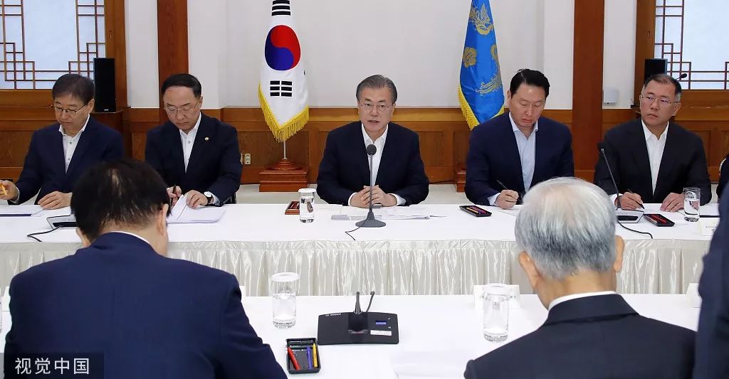 　7月10日，文在寅同韩国主要大企业集团总裁举行恳谈会，讨论如何应对日本限制措施。/视觉中国