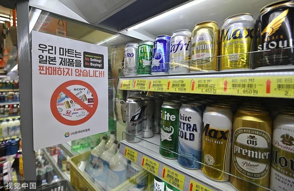 韩国首尔一家杂货店里贴着写有“我们不卖日货！”的标语。/视觉中国
