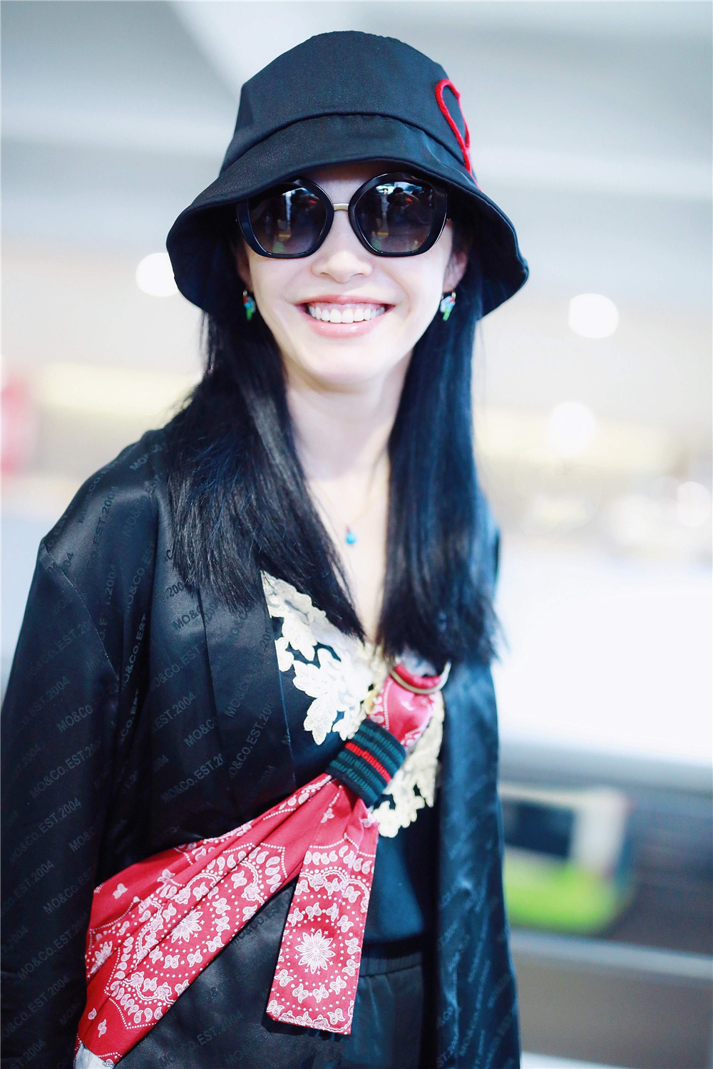 姚晨睡衣风走机场老爹短裤小腿纤细惹眼点缀蓝耳环俏皮十足