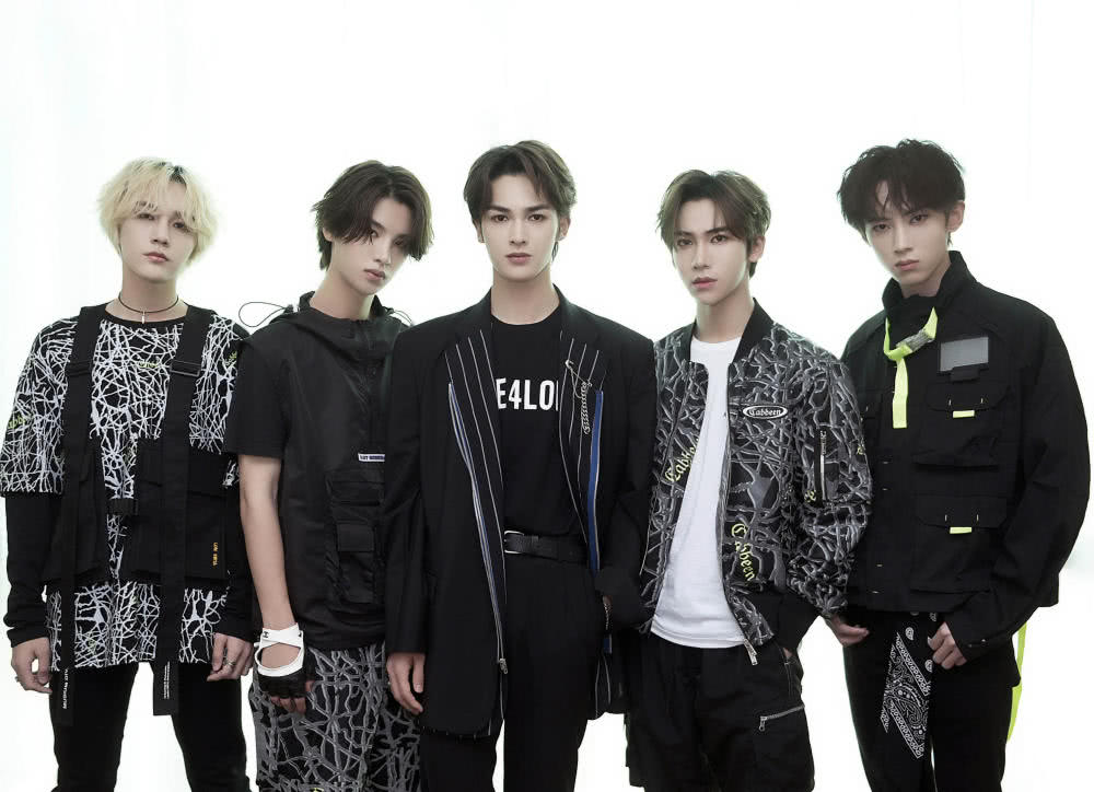 新浪看点# 杜华晒与乐华七子合照!美颜滤. 来自视界看点 - 微博