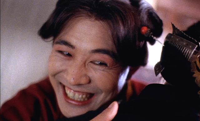 李连杰有一段男扮女装的戏,那时候的李连杰还是小鲜肉,而女装的李连杰