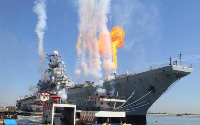 印度军队又生惨剧,航母突然起火了,1名军官抢救无效死亡