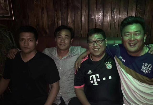 众所周知,田玉来在多年以前就经营了一家以音乐和足球为主题的酒吧,在