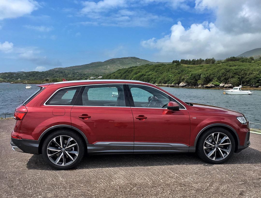 红色的运动风格 改款奥迪q7海外实车街拍