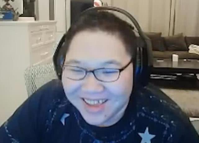 pdd直播间看姿态女装照,给出4个字评价,网友:比沈灵敏好看