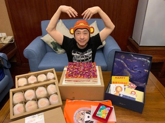 58岁庾澄庆过生日心态像18,戴歌迷送的孙悟空造型潜水帽好可爱