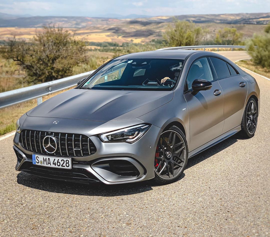 全新梅赛德斯amgcla45s三厢版海外实车街拍