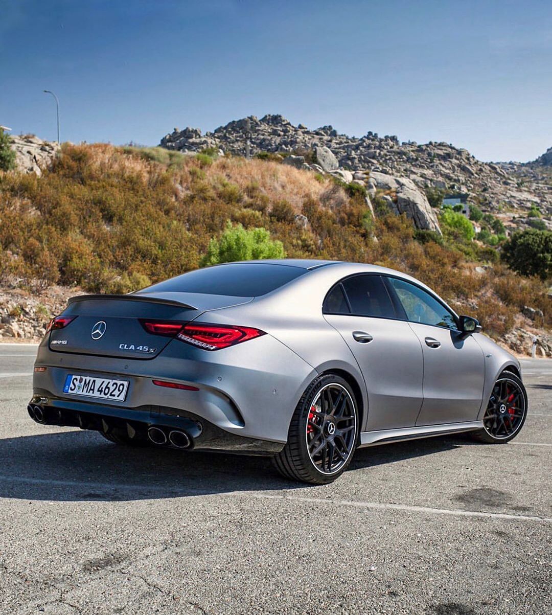 全新梅赛德斯amgcla45s三厢版海外实车街拍