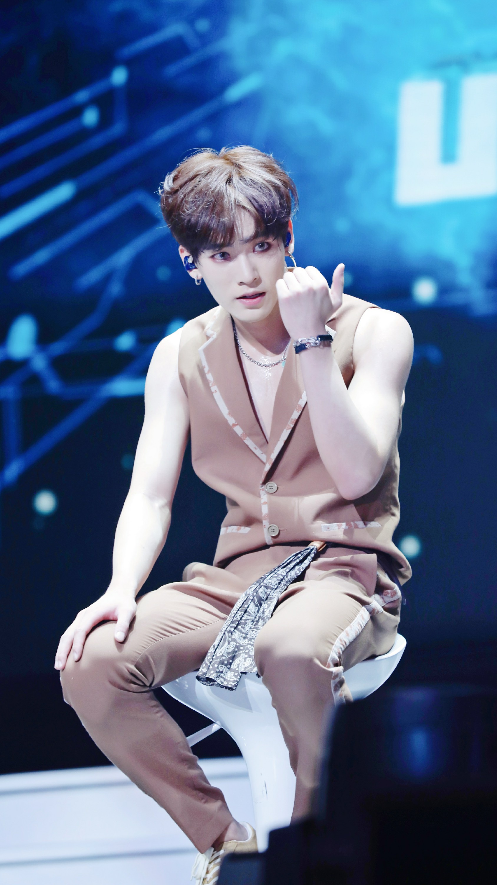 表演途中上衣扣子崩开 姚明明意外展现胸肌迷倒粉丝