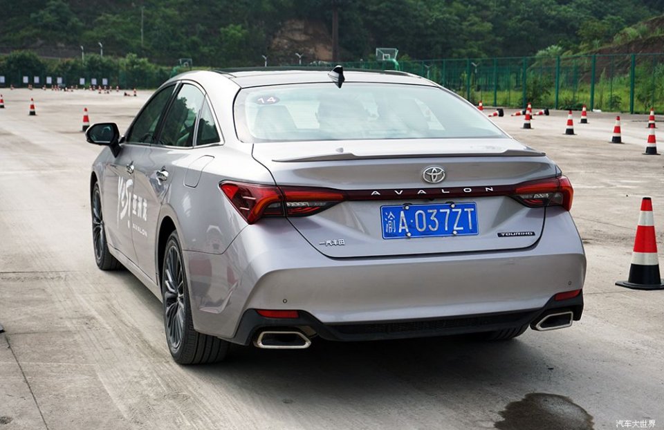 不负众望试驾一汽丰田亚洲龙25l汽油版