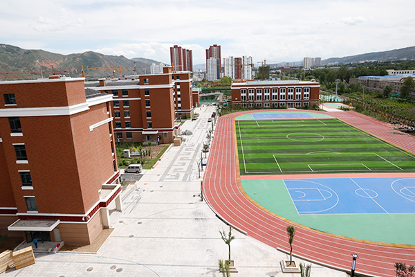 孩子接受最好的教育,上海市利用援青资金在省会西宁新建了果洛中学