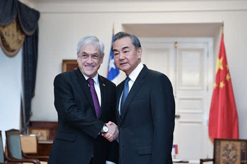皮涅拉总统（左）与王毅部长 图源：外交部官网