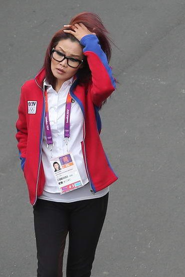 冬日娜戴墨镜采访被批不尊重运动员,至今41岁还没结婚