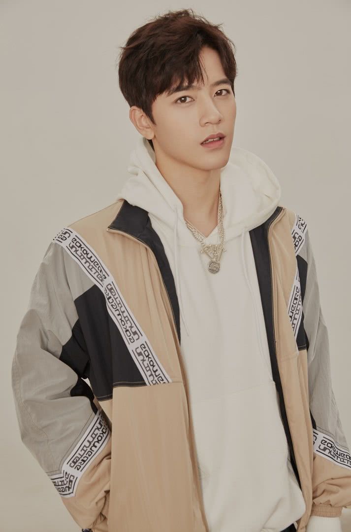 《青春有你》李宗霖,白裤外面系拼色格纹衬衫,妥妥的酷boy!