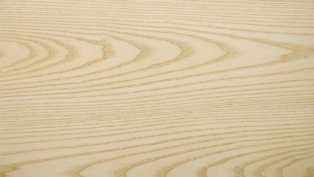 首先白蜡木的木纹比较明显,有粗粒,水曲柳木质结构粗,纹理和花纹都