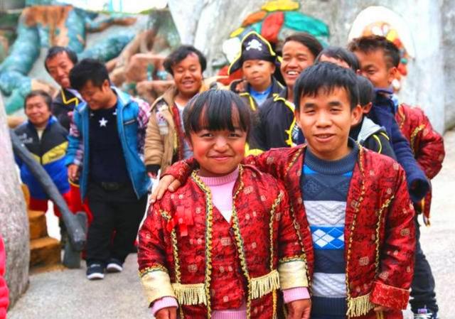 昆明现实版"小人国",自力更生被批不人道,当事人:我们很幸福|云南