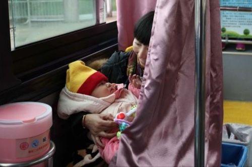 公交上宝妈正在喂奶,被一男乘客吐槽"没素质",宝妈的回击绝了