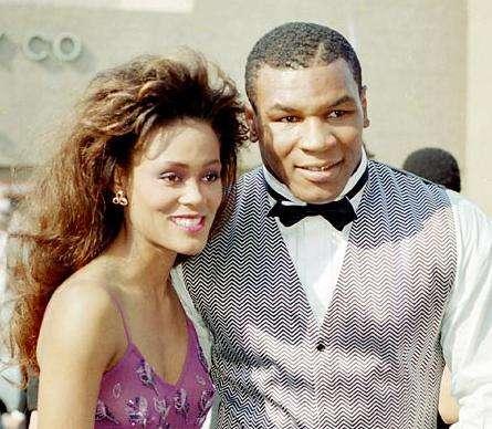 泰森的第一任妻子是一位非常有名气的模特和演员叫做罗宾.吉文斯