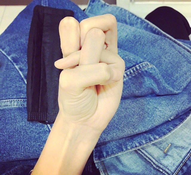 明星花式摆手势邓伦张一山发誓惹人发笑娜扎手势谁也学不会