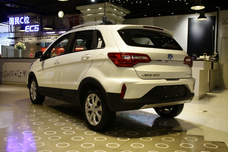 续航超400km999万起售北汽新能源ec5杀入纯电动小型suv市场