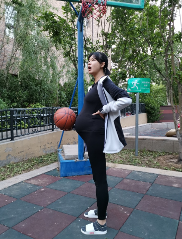 很多网友都赞叹李艾身材管理得太好,怀孕只胖肚子