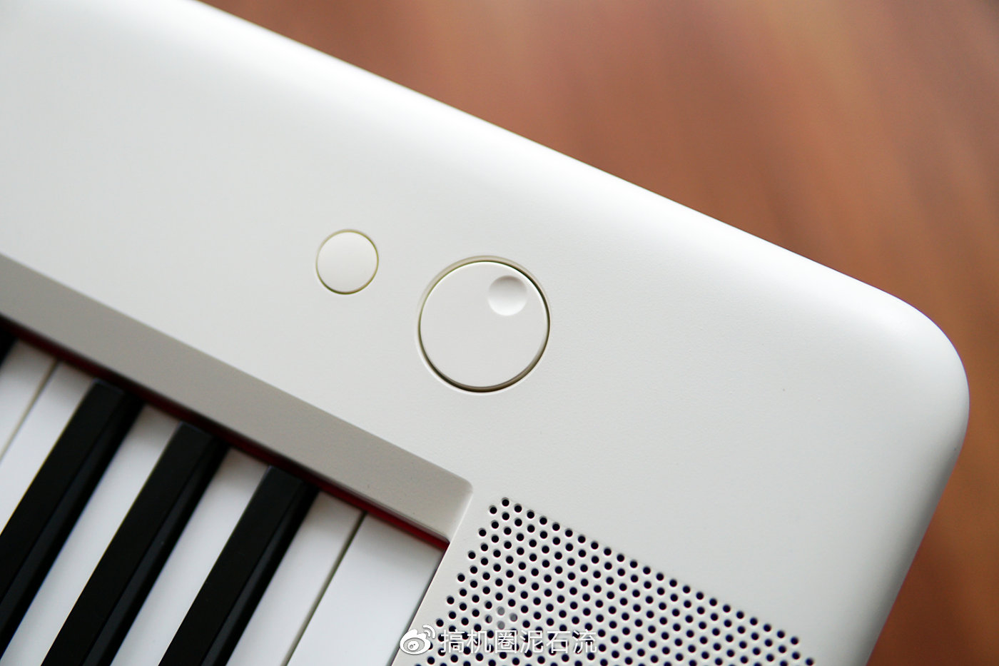 游戏般的体验学钢琴就像在玩劲乐团theone智能电子琴air