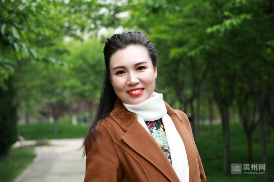 协会会员王丽,她要跟大家分享的作品是作家舒琦的散文诗《倾听琴语》