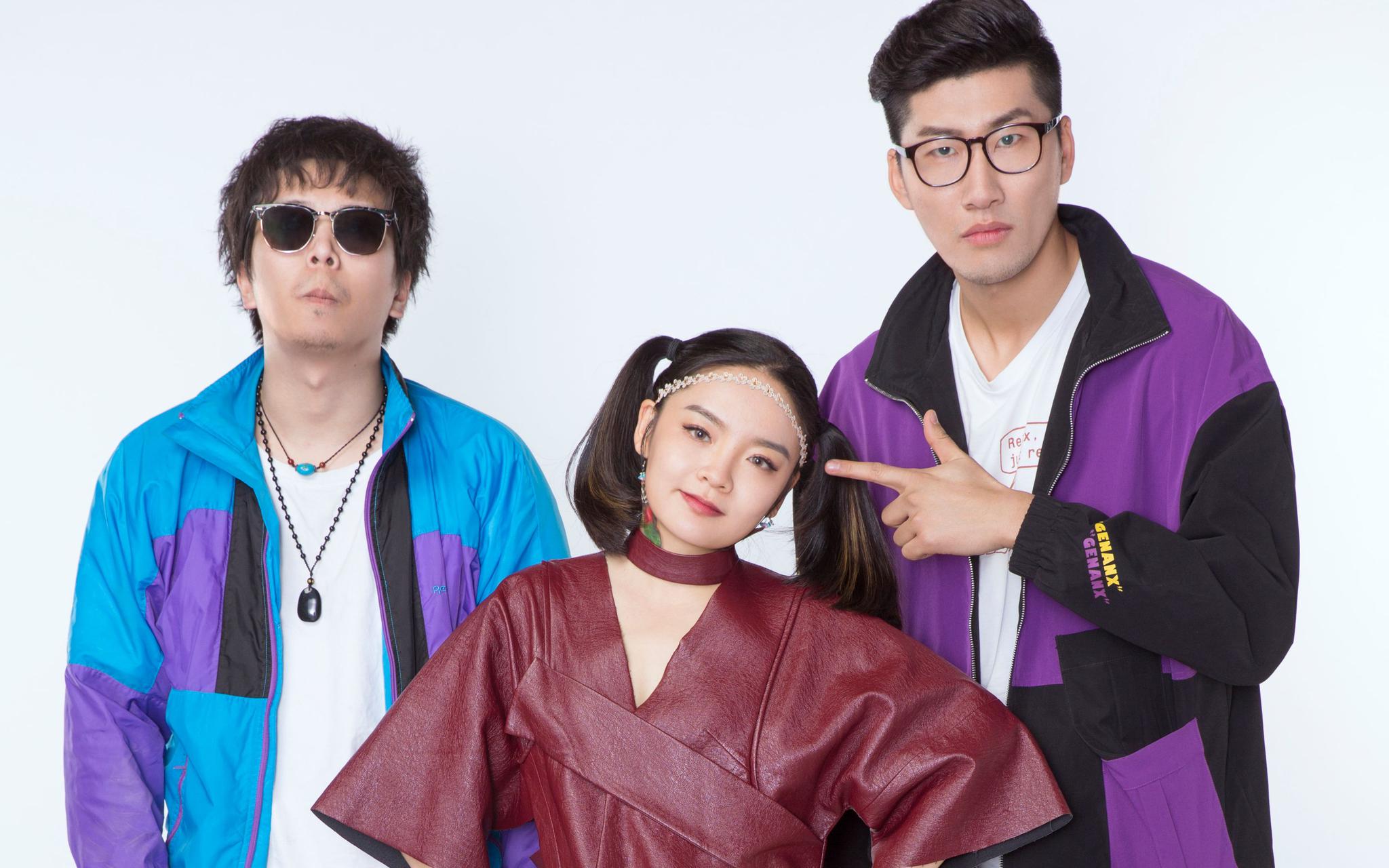 石璐的双马尾比较学生气,赵子健和何一帆的撞色外套显得普普通通.