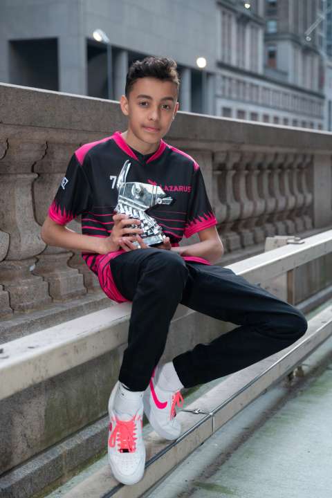 英国电竞少年大赛前重要签证文件被宠物狗啃坏了 差点错过比赛