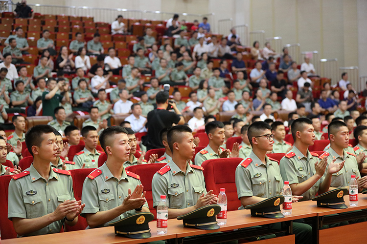 部队官兵代表听取优秀退役军人事迹报告.