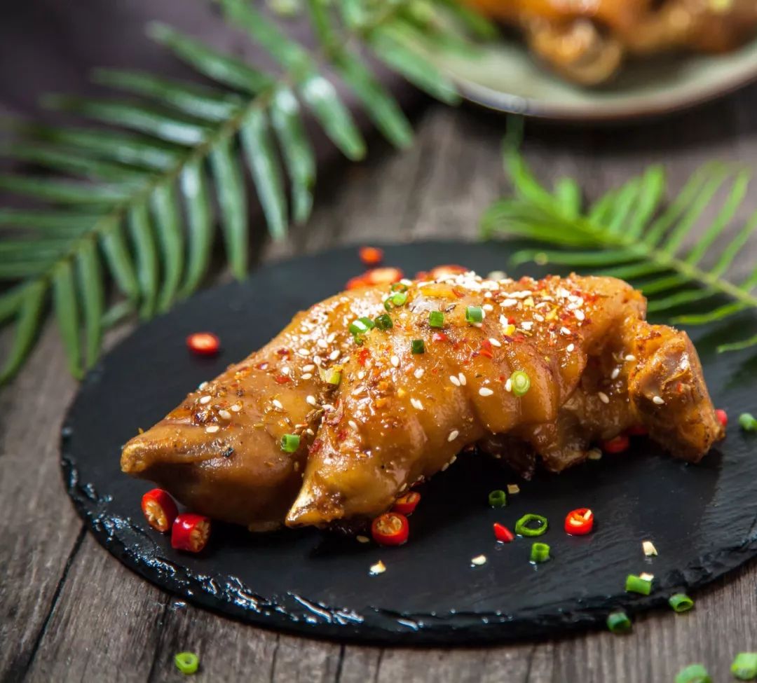 正文  在木屋烧烤的师傅手里   牛肉可以烤到极嫩的程度      在不