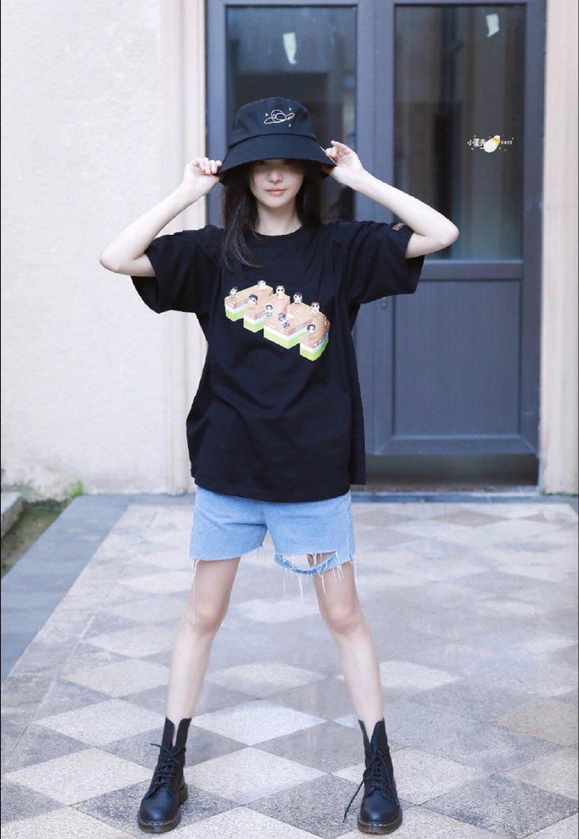 郑爽黑t牛仔短裤搭渔夫帽出镜 笑容灵动俏皮细长腿吸睛