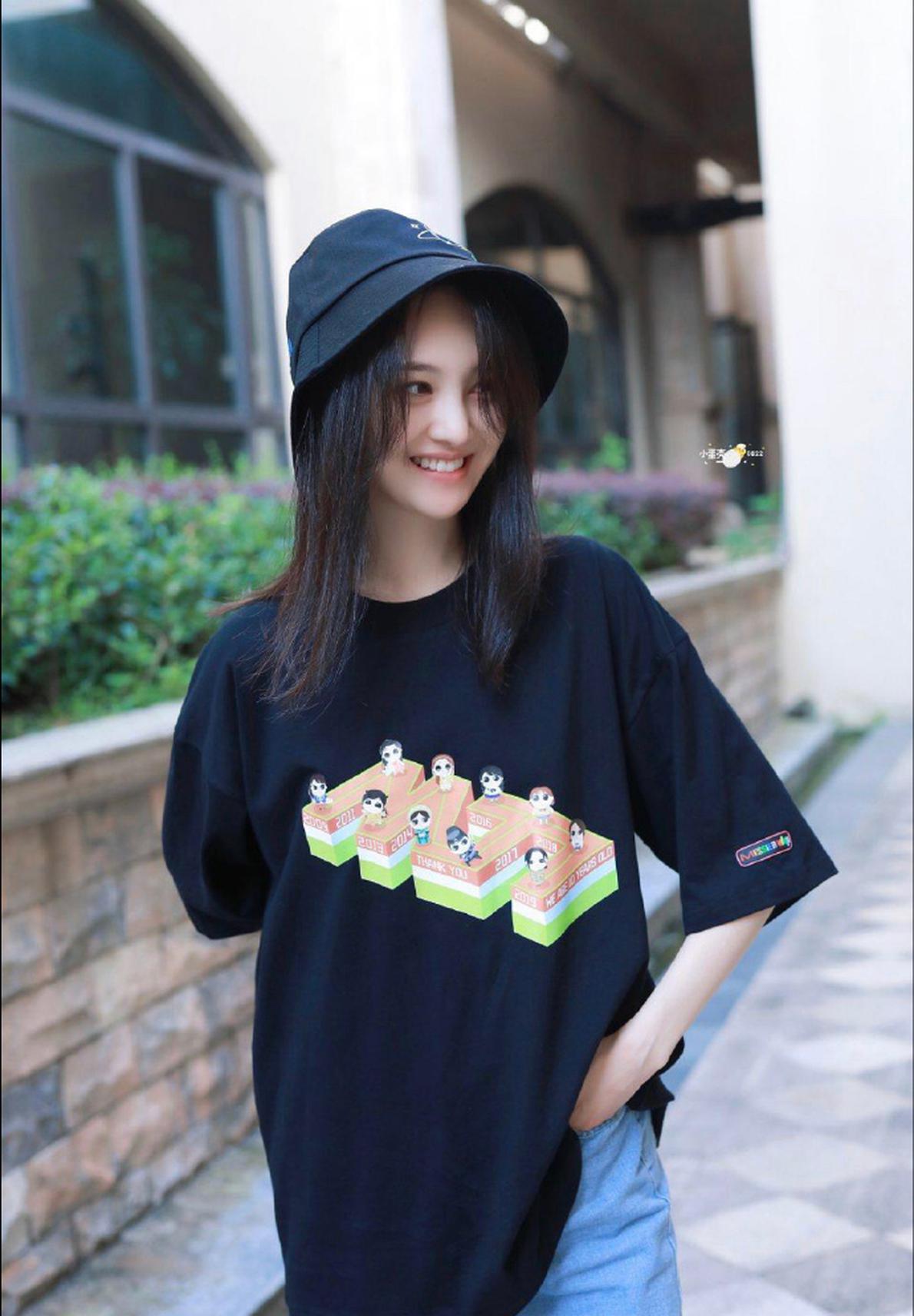 郑爽黑t牛仔短裤搭渔夫帽出镜 笑容灵动俏皮细长腿吸睛