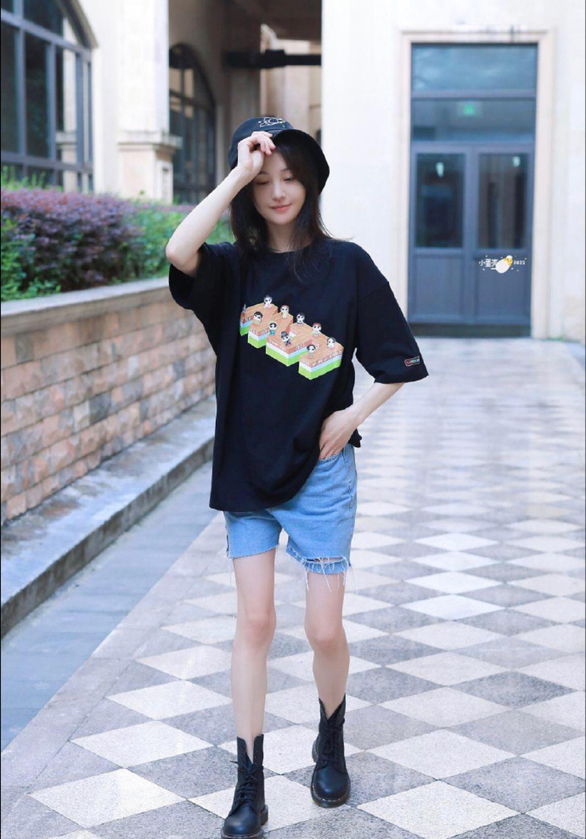 郑爽黑t牛仔短裤搭渔夫帽出镜 笑容灵动俏皮细长腿吸睛