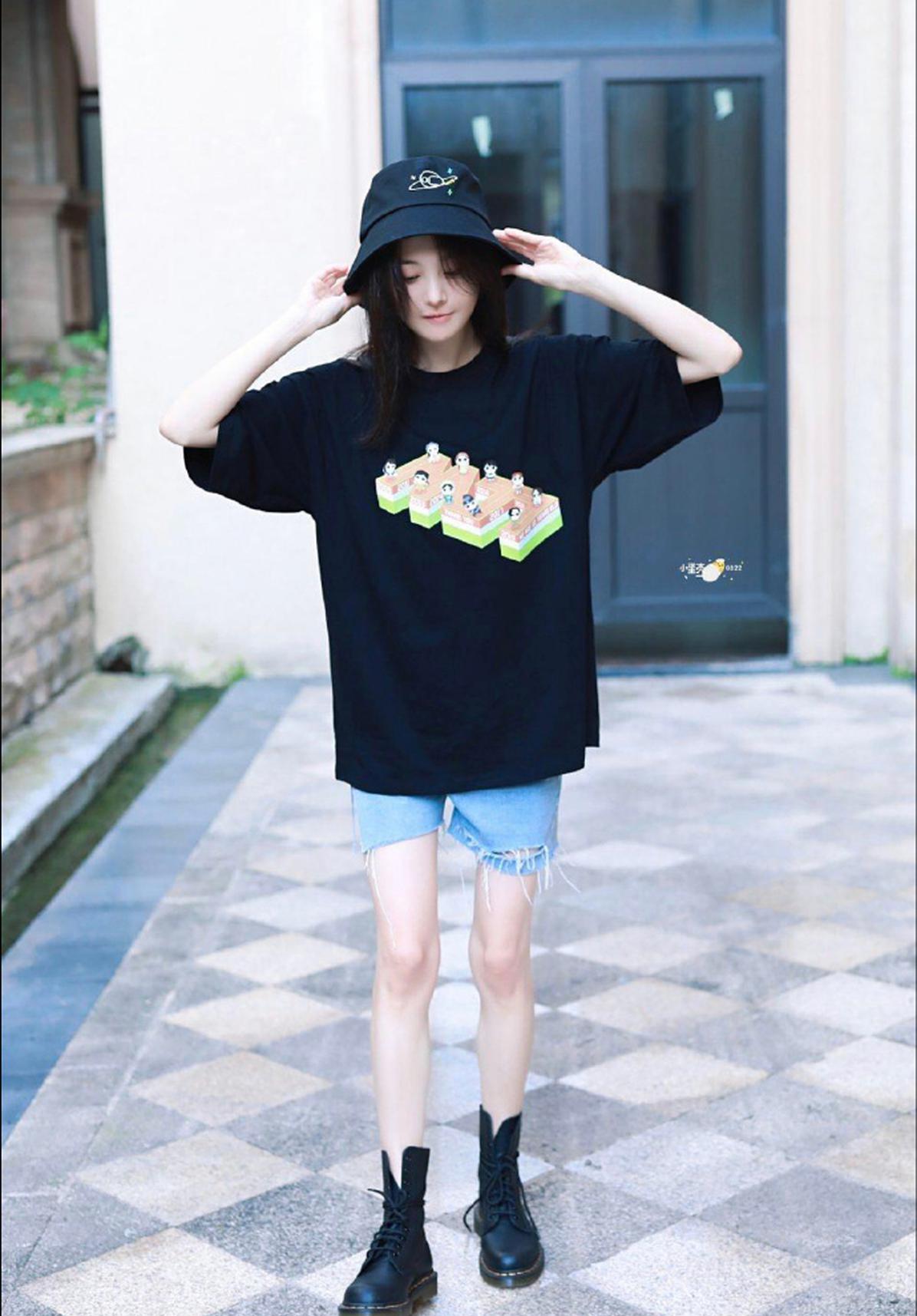 郑爽黑t牛仔短裤搭渔夫帽出镜 笑容灵动俏皮细长腿吸睛