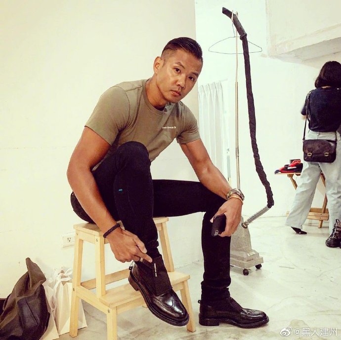 陈建州探班陈立农收获惊喜礼物两人肤色差距引爆笑