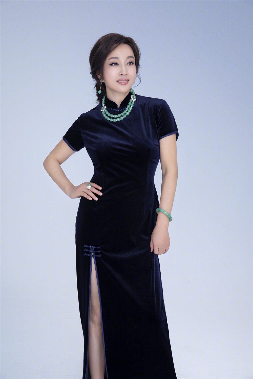 64岁刘晓庆穿搭照样小清新,印花白t配小白裤,玉石项链成焦点