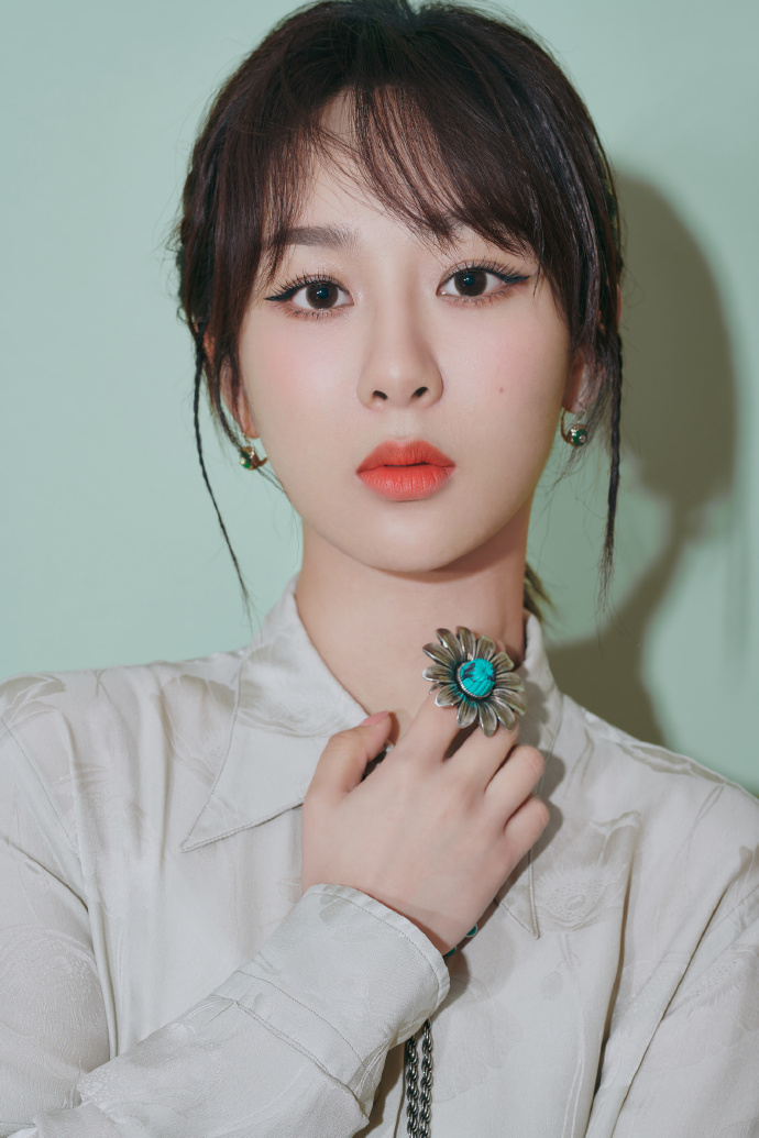 杨紫最近非常高产的女演员格纹西装搭配白色高跟鞋精致又优雅