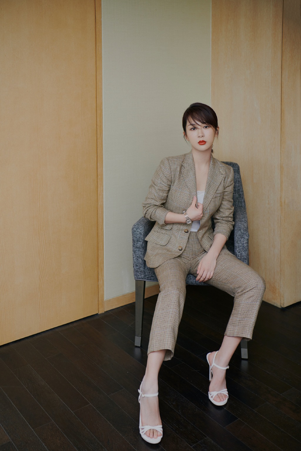 杨紫最近非常高产的女演员格纹西装搭配白色高跟鞋精致又优雅