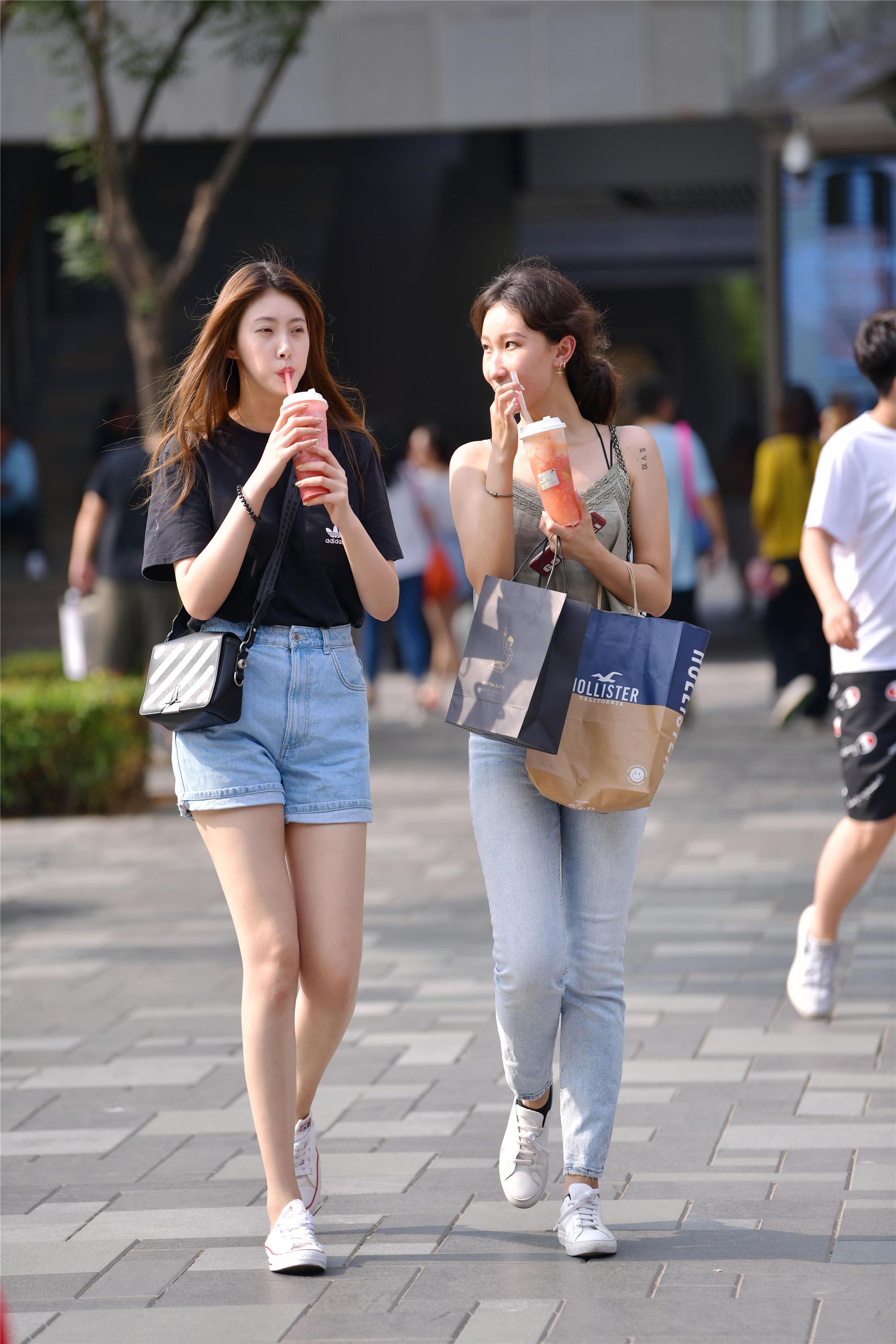 夏日里和闺蜜逛街不自觉地就仔细的搭配一下