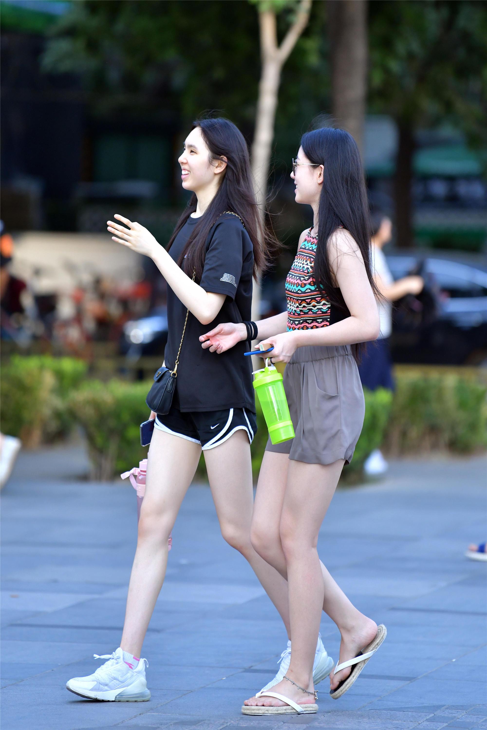 夏日里和闺蜜逛街不自觉地就仔细的搭配一下