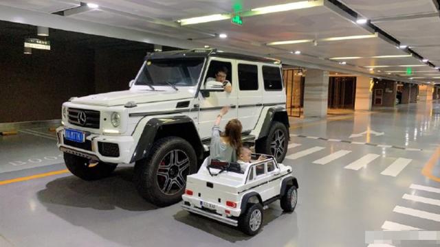 雪梨老公晒韩商言同款车豆豆开小车载雪梨一家三口超和谐