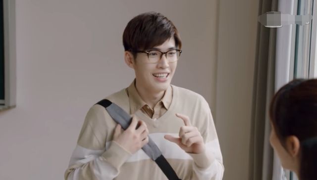 那就是在剧中饰演佟年学长的郑辉,郑辉是喜欢佟年的,不过佟年却不喜欢