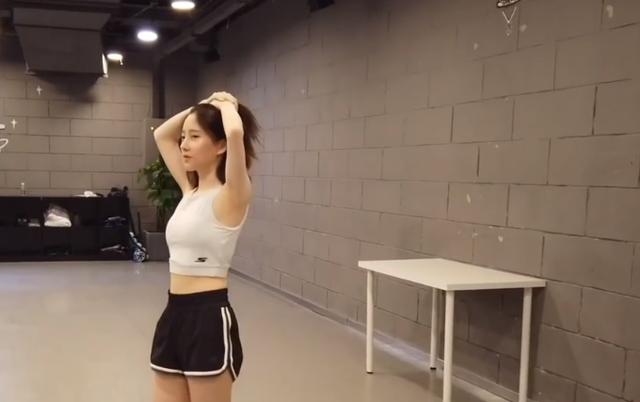 为备战演唱会,冯提莫开启零基础学舞模式,好身材看得