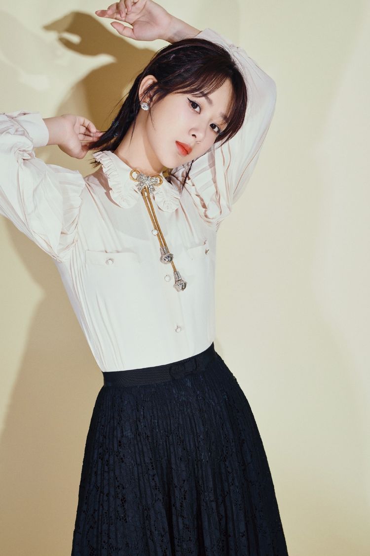 杨紫携消防员老爸现身,穿衬衫配黑色蕾丝百褶裙,知性又俏皮