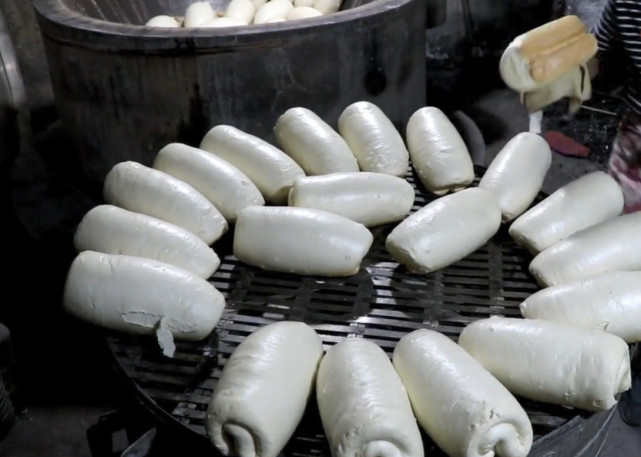 安徽特色30厘米大馍,每一个都得揉400下,一个就够15人吃