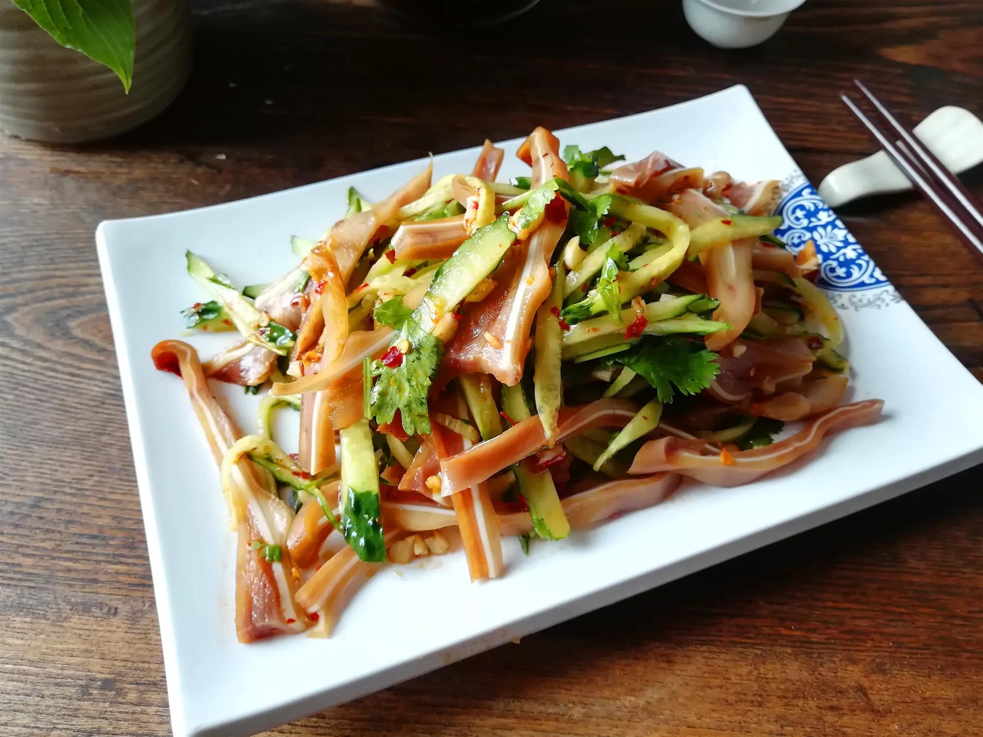 【猪耳拌瓜丝】材料:卤猪耳1个,黄瓜2根,香菜1棵,盐适量,辣椒油1汤匙