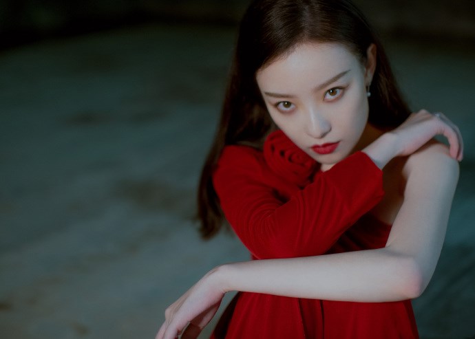 倪妮一身红色丝绒单肩阔腿裤装扮美艳性感,搭配红唇变身绝色美女