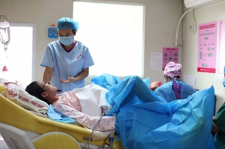 产妇难产,婆婆怕花钱坚持让儿媳顺生,差点闹出人命