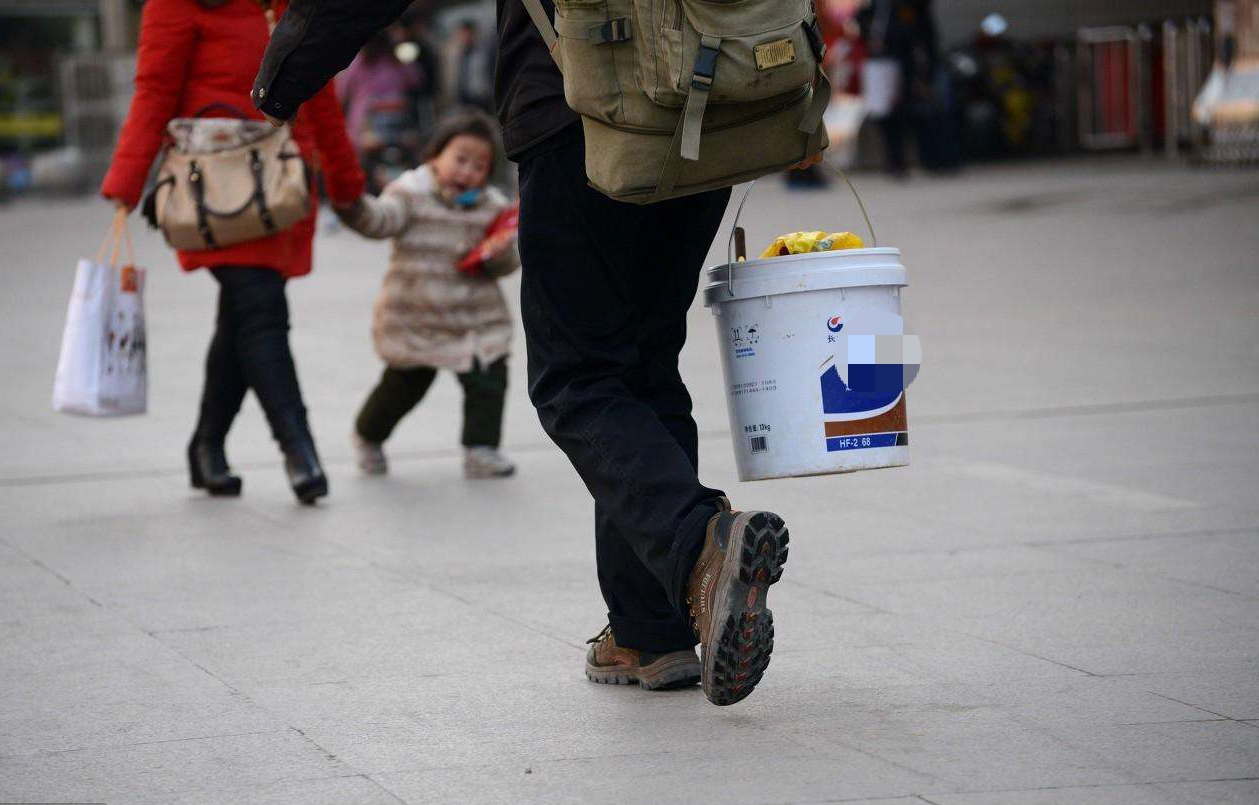 大部分农民工提着油漆桶返乡,是有独特的用处,还是可以赚钱?|农民工|